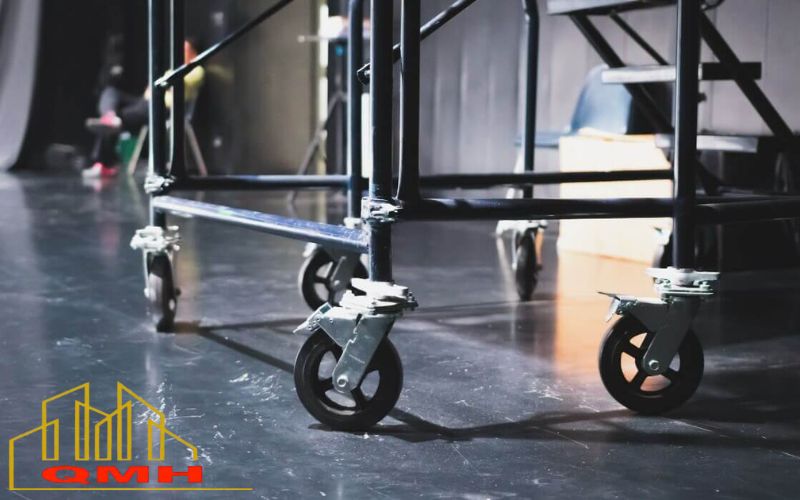 Bánh xe giàn giáo giúp thuận tiện cho di chuyển