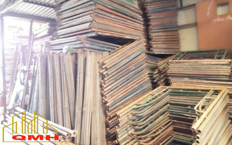 Giàn giáo cũ bị gỉ sét không đảm bảo an toàn