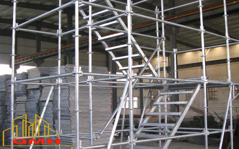 Cầu thang giáo tạo không gian di chuyển an toàn