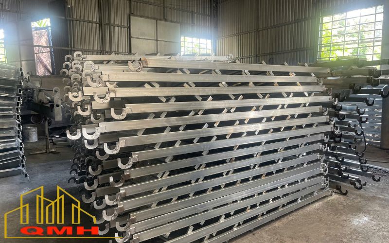Cầu thang giàn giáo Quang Minh Hưng chất lượng