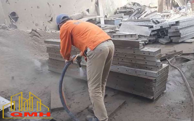 Vệ sinh cốp pha định hình sau khi sử dụng