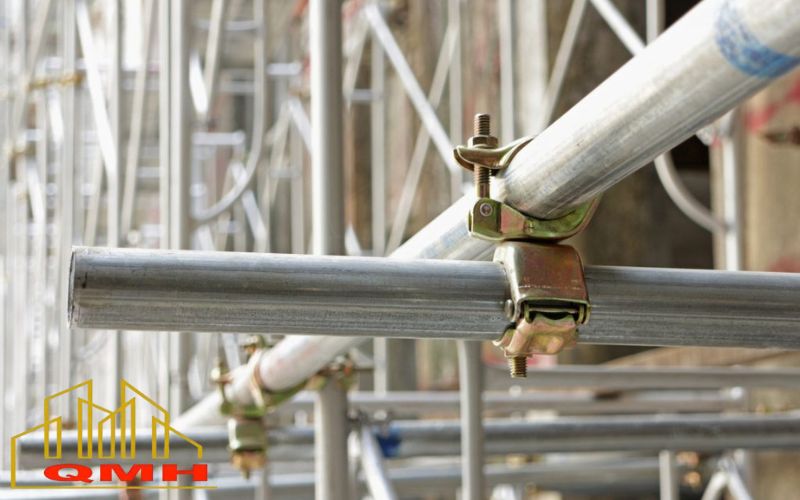 Dùng khoá giàn giáo đúng cách