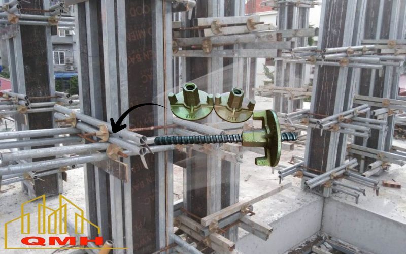 Gia cố ván đổ bê tông cột