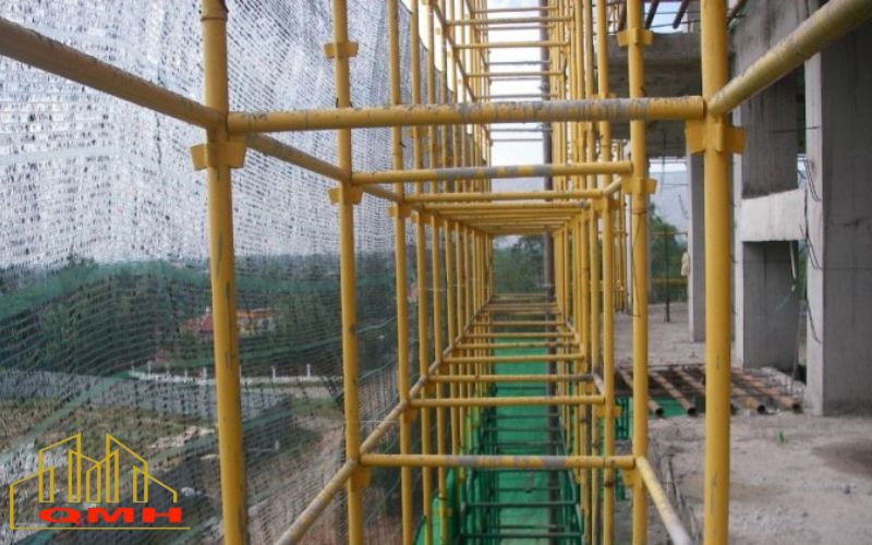 Lắp lưới cho hệ giáo nêm bao che