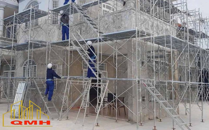 Đảm bảo mặt bằng vững chắc để tránh lật giàn giáo