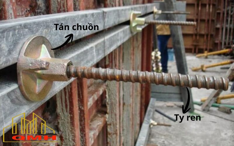 Ty ren bát chuồn trong hệ giáo cốp pha
