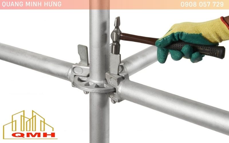 Dùng búa lắp chốt nêm vào đĩa ringlock