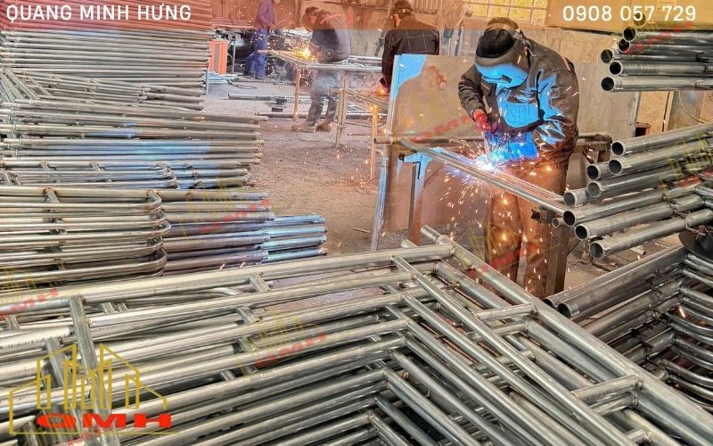 Hàn CO2 trong nhà máy sản xuất giàn giáo