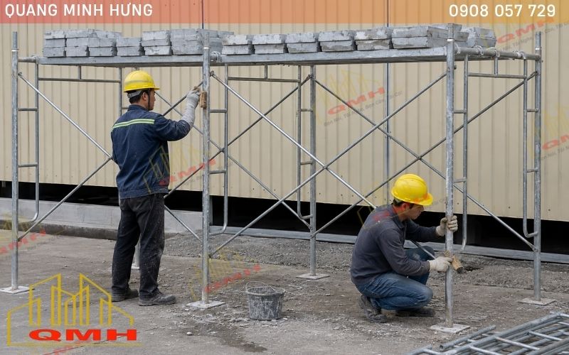 Vệ sinh giàn giáo khung sau khi dùng